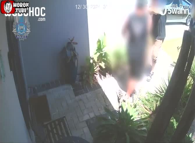 Video :A father dies from flames in front of his house
